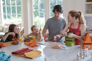 (L to R) Sadie (MAUDE APATOW), Charlotte (IRIS APATOW), Pete (PAUL RUDD) and Debbie (LESLIE MANN) in "This Is 40" ©Universal Studios. CR: Suzanne Hanover.