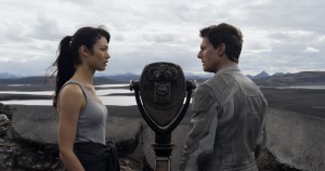 Julia (OLGA KURYLENKO) provides Jack (TOM CRUISE) clues to his past in "Oblivion." ©Universal Studios.