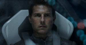 TOM CRUISE stars as Jack Harper in "Oblivion." ©Universal Studios.