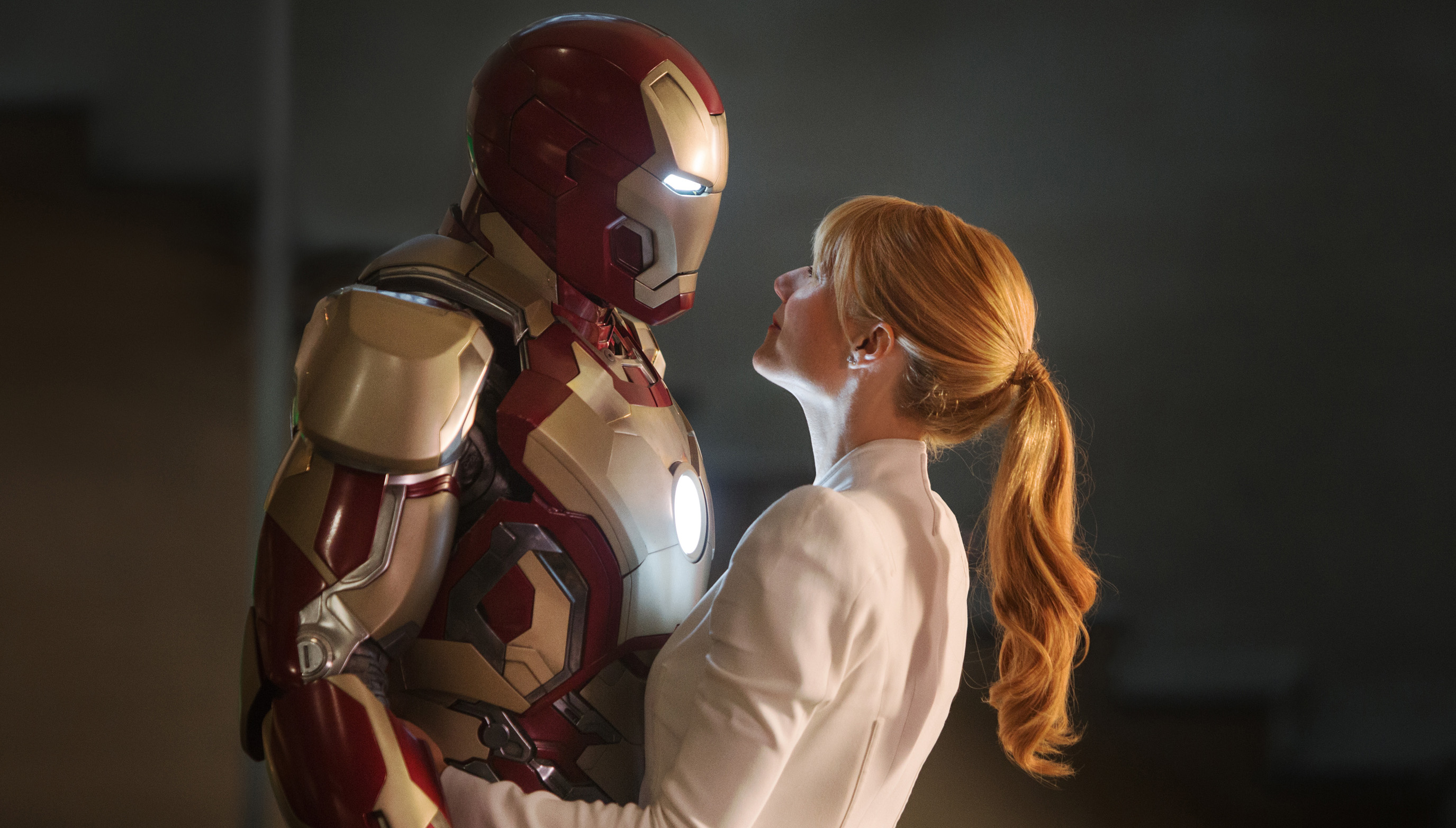 Paltrow S Pepper Potts Gets Physical In Iron Man 3 4 Photos Front