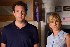 (l-r) JASON SUDEIKIS and JENNIFER ANISTON stars in "WE'RE THE MILLERS." ©Warner Bros. Entertainment. CR: Michael Tackett.