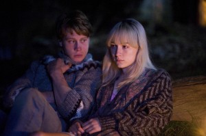George MacKay and Saoirse Ronan in HOW I LIVE NOW. ©Magnolia Pictures. CR: Nicola Dove.