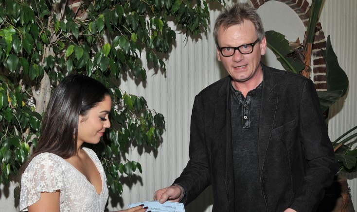 Vanessa Hudgens Accepts $100k Check From the Golden Globes For Typhoon Haiyan Victims – 4 Photos