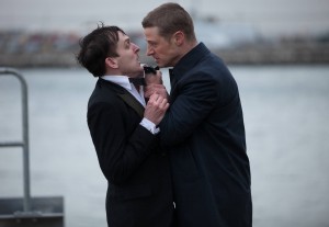 (l-r) Robin Lord Taylor and Ben McKenzie star in GOTHAM. ©Fox Broadcasting. Cr: Jessica Miglio/FOX