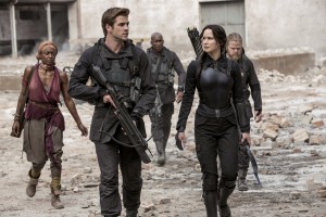 (From left to right) Commander Paylor (Patina Miller), Gale Hawthorne (Liam Hemsworth), Boggs (Mahershala Ali), Katniss Everdeen (Jennifer Lawrence), and Pollux (Elden Henson) in THE HUNGER GAMES: MOCKINGJAY PART 1. ©Lionsgate. CR: Liam Hemsworth.