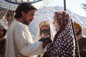 Moses (Christian Bale) weds Zipporah (María Valverde)with her father, Jethro (Kevork Mailkyan, center) in EXODUS: GODS AND KINGS. ©20th Century Fox. CR: Kerry Brown.