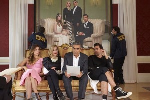 (l-r) Annie Murphy, Catherine O'Hara, Eugene Levy and Dan Levy star in SCHITT'S CREEK. ©PopTV