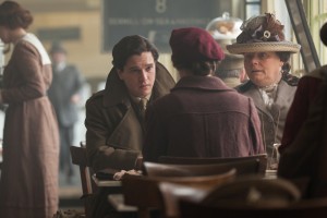 (l-r) Kit Harington as Roland Leighton, Alicia Vikander as Vera Brittain and Joanna Scanlan as Aunt Belle in TESTAMENT OF YOUTH. ©Sony Pictures Classics. CR: Laurie Sparham.