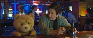 Ted (SETH MACFARLANE) and John (MARK WAHLBERG) catch up over a few beers in TED 2. ©Universal Studios.