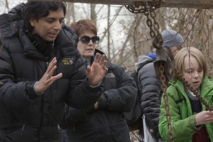 (L to R) Writer/Director/Producer M. NIGHT SHYAMALAN, cinematographer MARYSE ALBERTI and ED OXENBOULD as Tyler on the set of THE VISIT. ©Universal Studios. CR: John Baer.