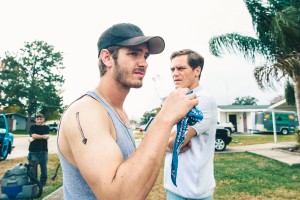(l to r) Andrew Garfield stars as 'Dennis Nash' and Michael Shannon as 'Rick Carver' in 99 HOMES. ©Broad Geen Pictures. CR: Hooman Bahrani / Broad Green Pictures
