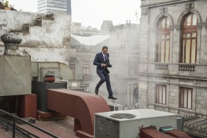 Bond (Daniel Craig) runs along the rooftops in pursuit of Sciarra in Mexico City in Metro-Goldwyn-Mayer Pictures/Columbia Pictures/EON Productions’ action adventure SPECTRE. ©MGM Studios, Danjaq LLC & Columbia Pictures. CR: Jonathan Olley.