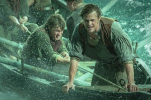 (l-r) Sam Keeley as Ramsdell and Chris Hemsworth as Owen Chase in IN THE HEART OF THE SEA. ©Warner Bros. Entertainment. Cr: Jonathan Prime.