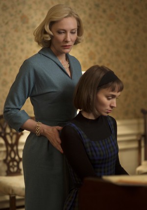 (L-R) CATE BLANCHETT and ROONEY MARA star in CAROL. ©The Weinstein Company. CR: Wilson Webb.