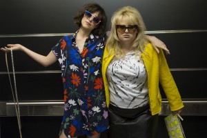 (l-r) Dakota Johnson as Alice and Rebel Wilson as Roin in Christian Ditter's HOW TO BE SINGLE. ©Warner Bros. Entertainment. CR: Barry Wetcher.