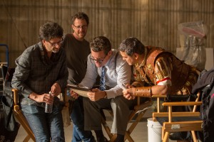 (L to R) Four-time Oscar®-winning filmmakers JOEL COEN and ETHAN COEN are joined by JOSH BROLIN as Eddie Mannix and GEORGE CLOONEY as Baird Whitlock on the set of HAIL, CAESAR!. ©Universal Studios. CR: Alison Rosa.