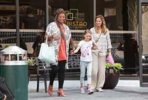 Angela (QUEEN LATIFAH) is determined to take Anna (KYLIE ROGERS) and Christy (JENNIFER GARNER) for a tour of Boston in Columbia Picturs' MIRACLES FROM HEAVEN. ©CTMG. CR: Chuck Zlotnick.