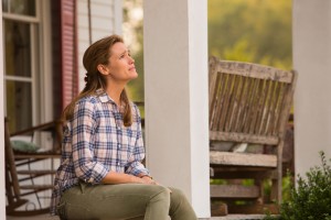 Christy (JENNIFER GARNER) on the front porch of their house in Columbia Pictures' MIRACLES FROM HEAVEN. ©CTMG. CR: Chuck Zlotnick.