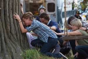 Christy (JENNIFER GARNER), Kevin (MARTIN HENDERSON), Emmy (KELLY COLLINS LINTZ) and others (unknown extras) pray for Anna at the base of the cottonwood tree in Columbia Pictures' MIRACLES FROM HEAVEN. ©CTMG. CR: Chuck Zlotnick.