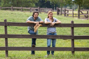 Christy (JENNIFER GARNER) and Kevin (MARTIN HENDERSON) talk in the field about their family in Columbia Pictures' MIRACLES FROM HEAVEN. ©CTMG. CR: Chuck Zlotnick.