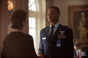 President Lanford (Sela Ward) welcomes decorated fighter pilot Dylan Hiller (Jessie Usher) to The White House in INDEPENDENCE DAY: RESURGENCE. ©20th Century Fox. CR: Claudette Barius.