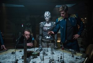 (l-r) Simon Pegg plays Scotty, Sofia Boutella plays Jaylah and Chris Pine plays Kirk in STAR TREK BEYOND. ©Paramount Pictures. CR: Kimberley French.