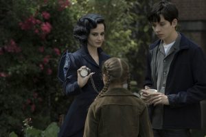 Miss Peregrine (Eva Green) demonstrates one of her many time-bending talents to Jake (Asa Butterfield) and Fiona (Georgia Pemberton) in MISS PEREGRINE'S HOME FOR PECULIAR CHILDREN. ©20th Century Fox. CR: Jay Maidment.
