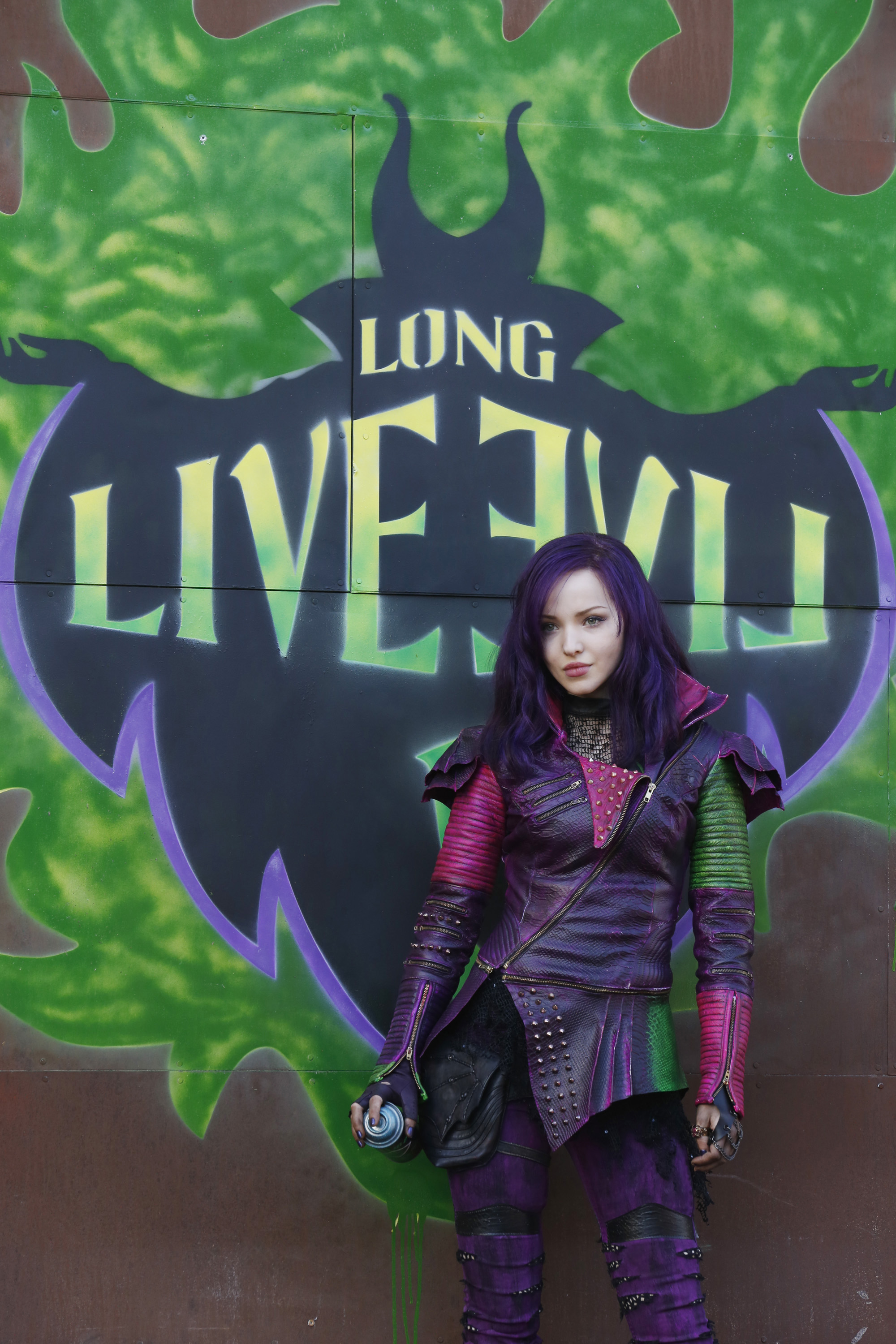 Photos Exclusive Dove Cameron Gets Wicked In Descendants Front Row Features