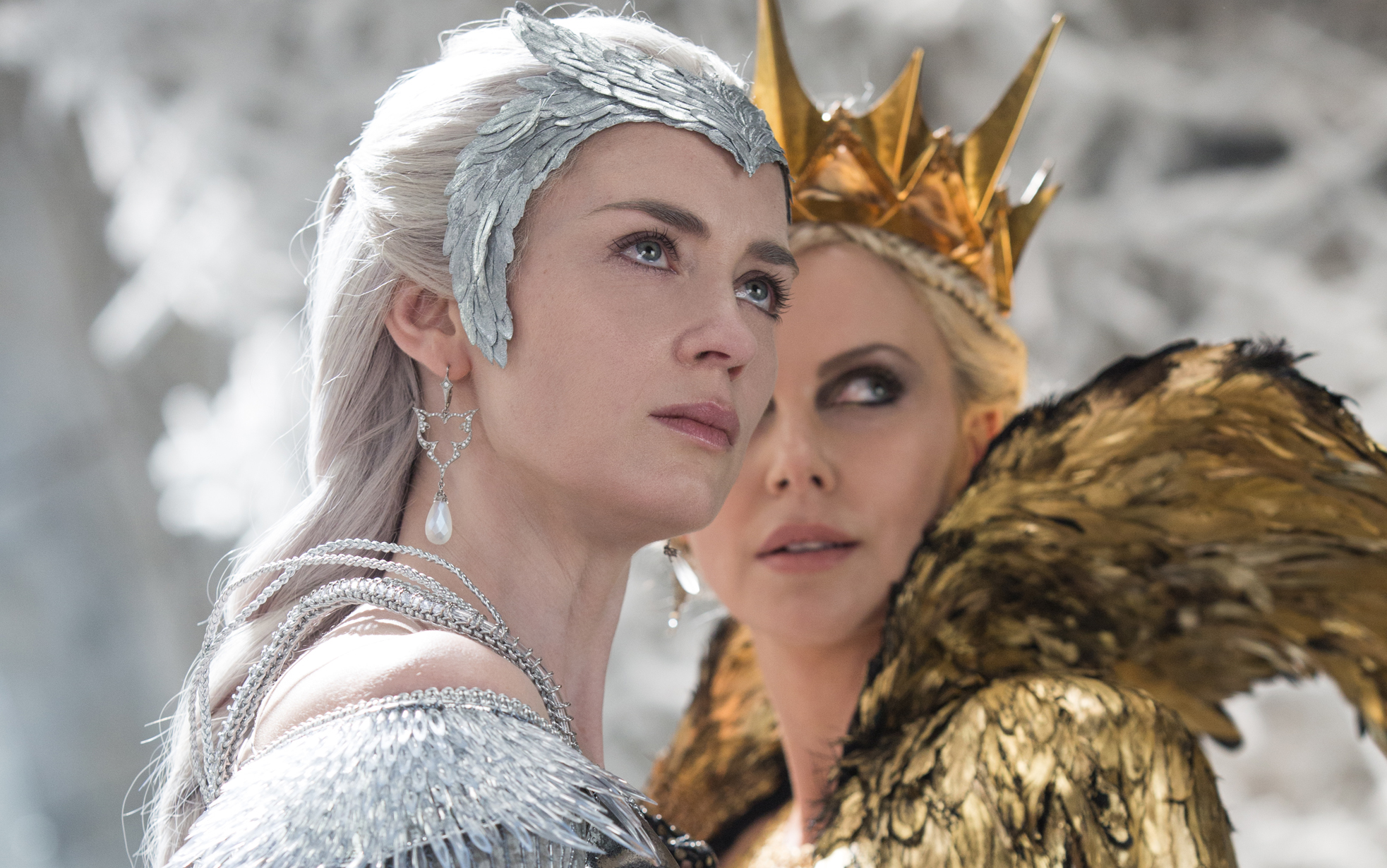 Charlize Theron Emily Blunt Get The Royal Treatment In The Huntsman Winters War Front Row